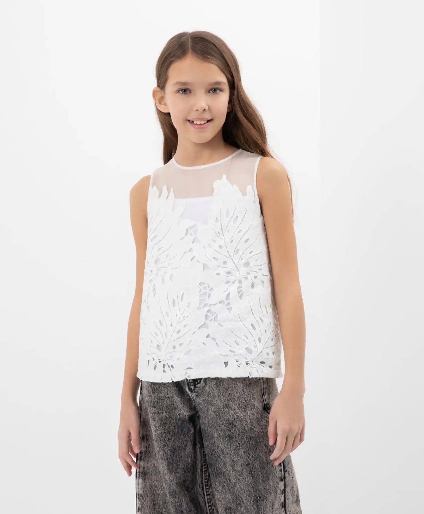 Bluză albă din dantelă, fără mâneci Gulliver