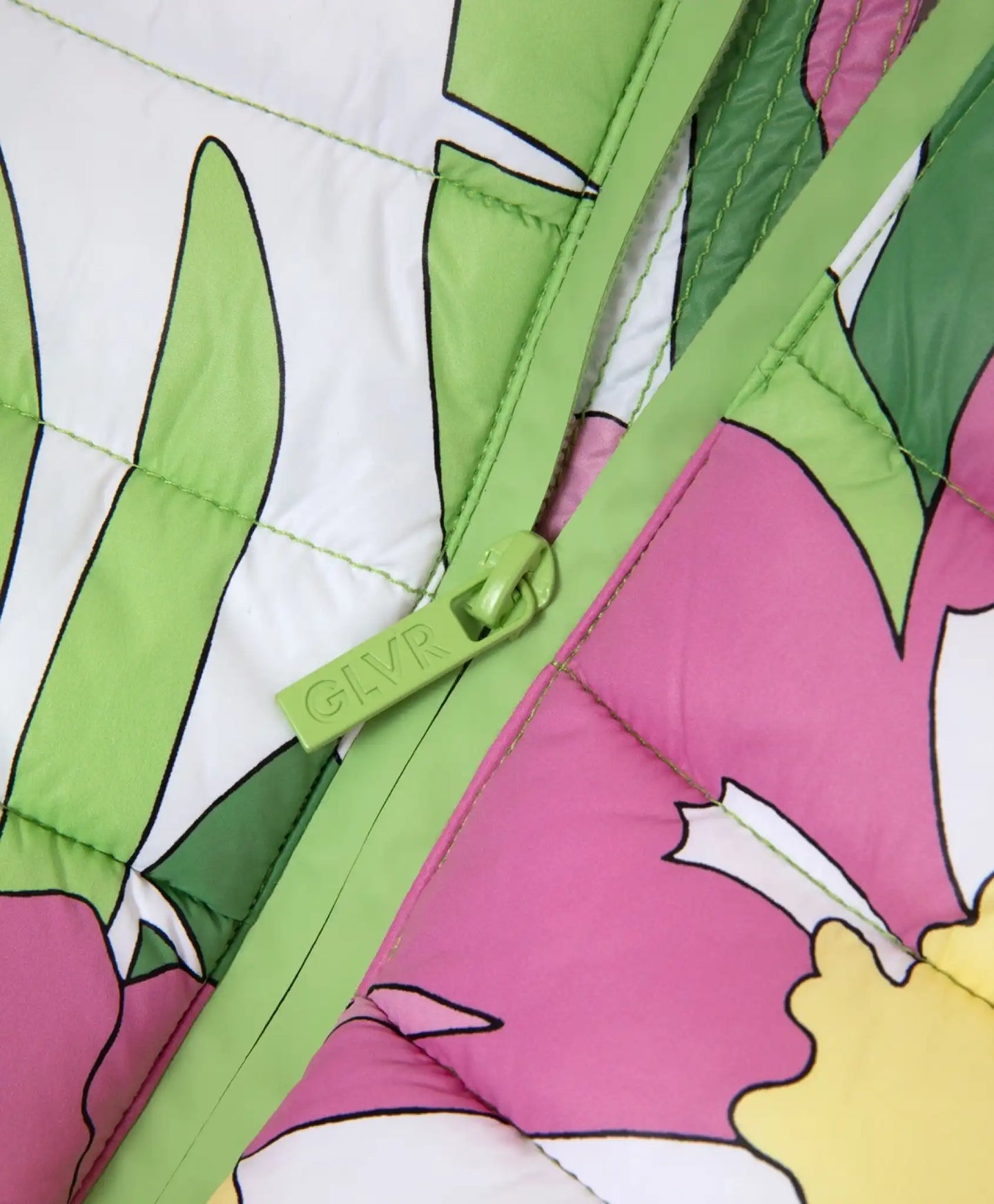 Jachetă de tranziție tip bomber cu imprimeu floral și glugă de la Gulliver