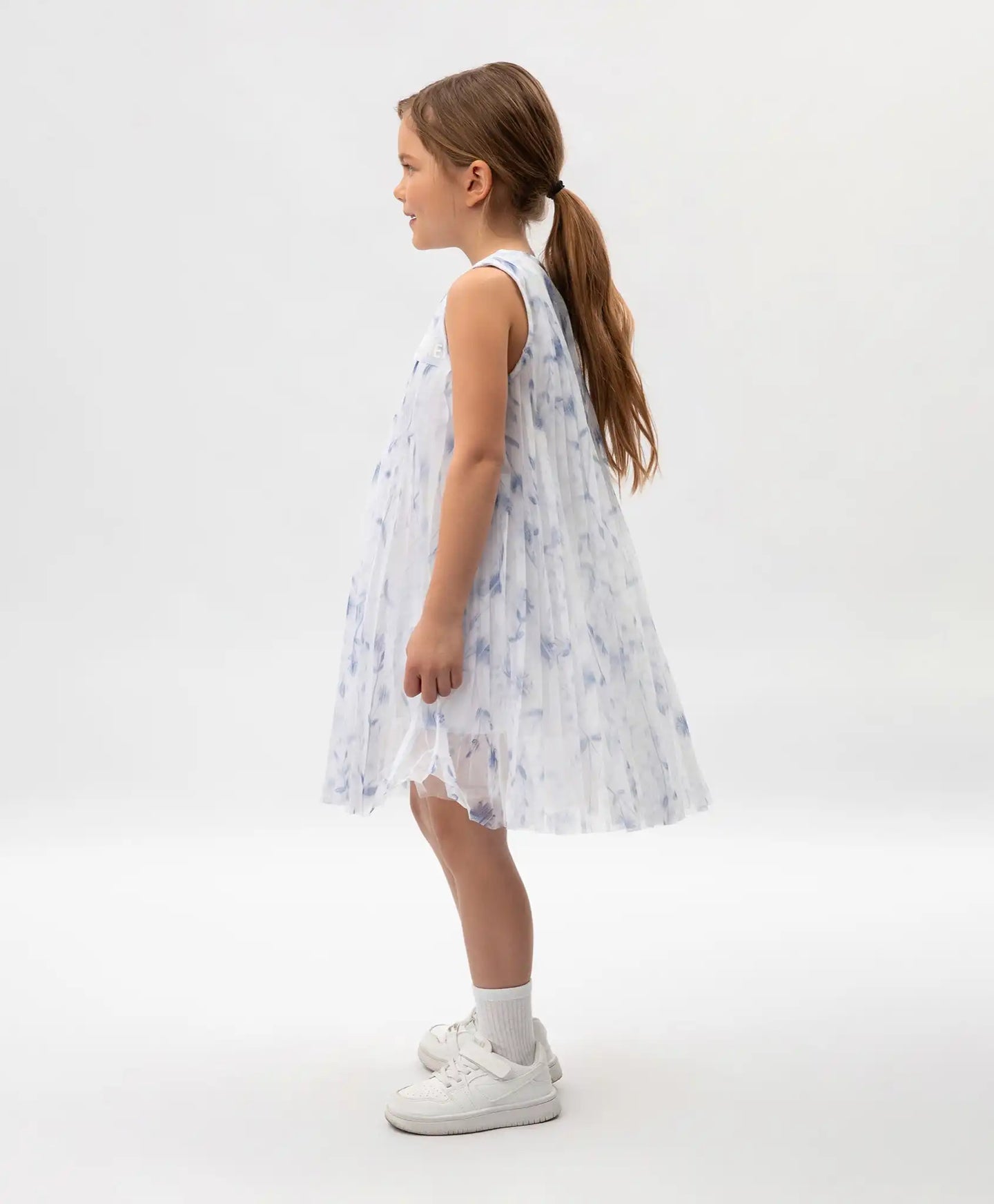 Rochie pentru copii, albă, din plasă plisată cu model floral și căptușeală, Gulliver.