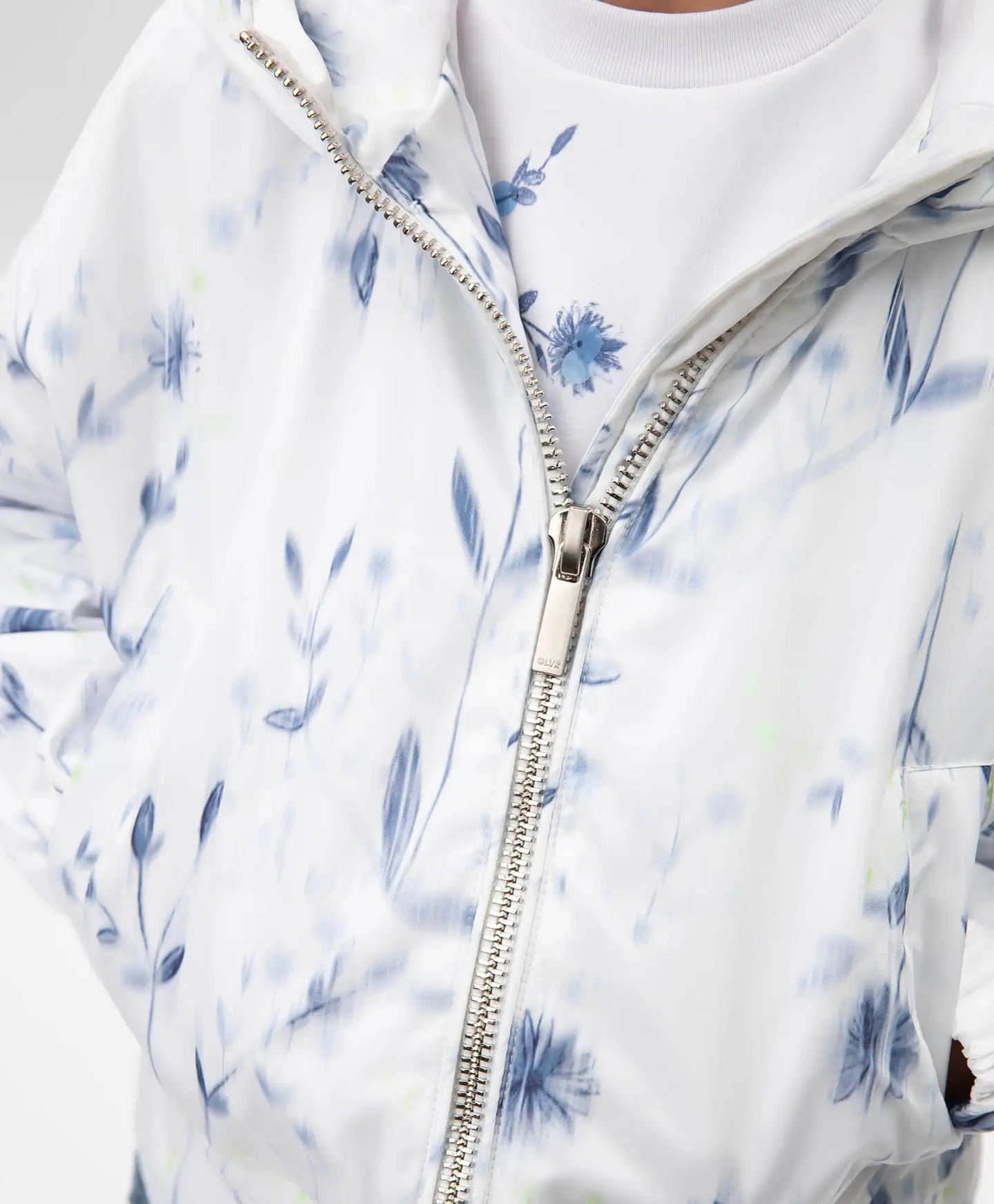 Jachetă pentru fată din material matlasat, cu imprimeu floral, albă, Gulliver