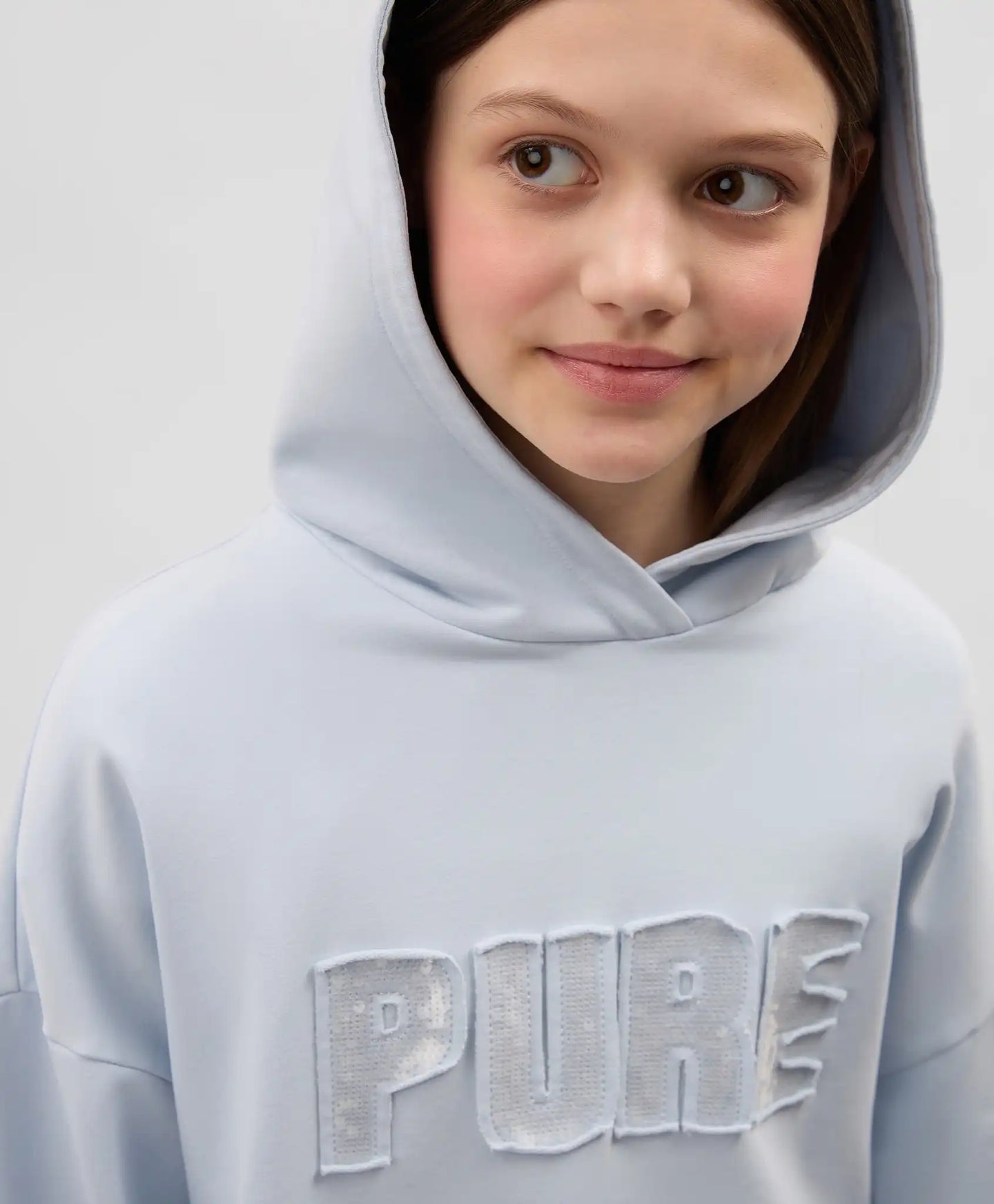 Hanorac cu glugă pentru fete cu siluetă moderat oversized și decorație din paiete transparente albastre Gulliver