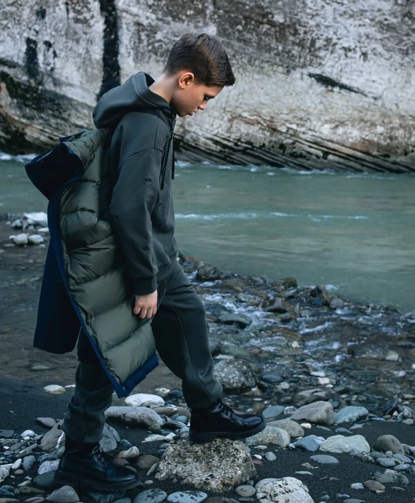 Hoodie oversized din material fleece cu broderii în culoare kaki pentru băieți Gulliver