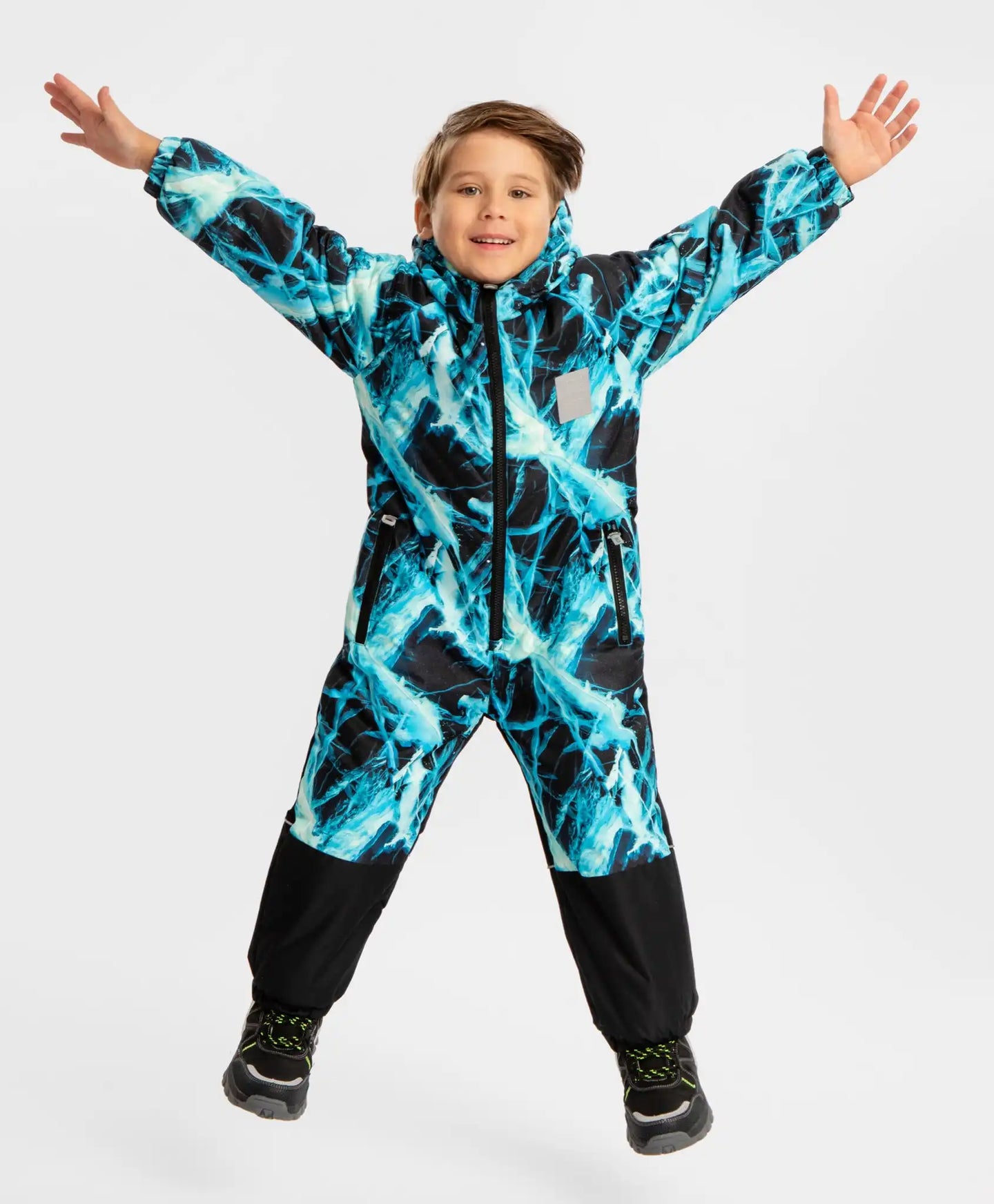 Salopetă impermeabilă de sezon intermediar cu glugă, bretele cusute și imprimeu multicolor, pentru băiat, Button Blue