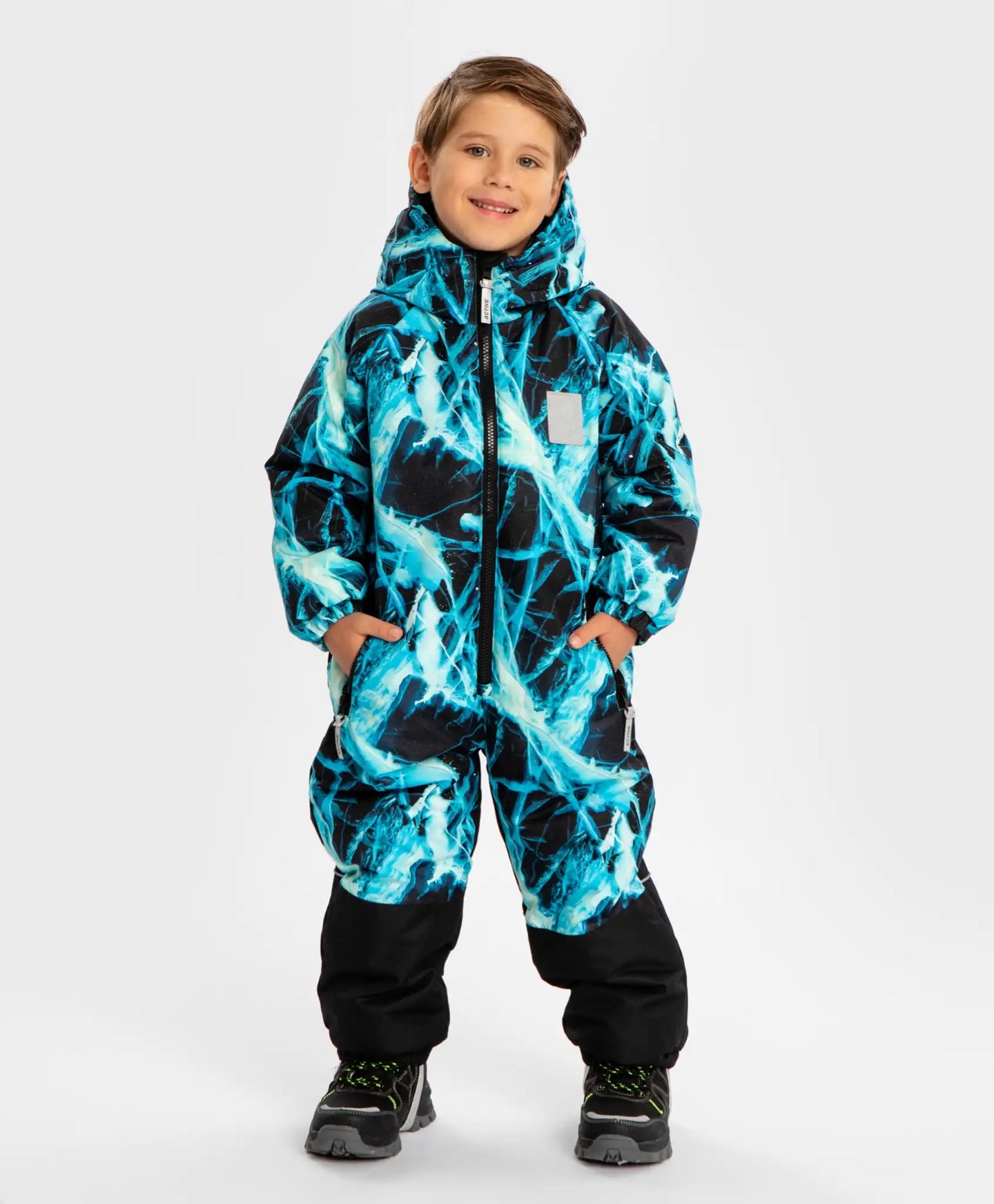 Salopetă impermeabilă de sezon intermediar cu glugă, bretele cusute și imprimeu multicolor, pentru băiat, Button Blue