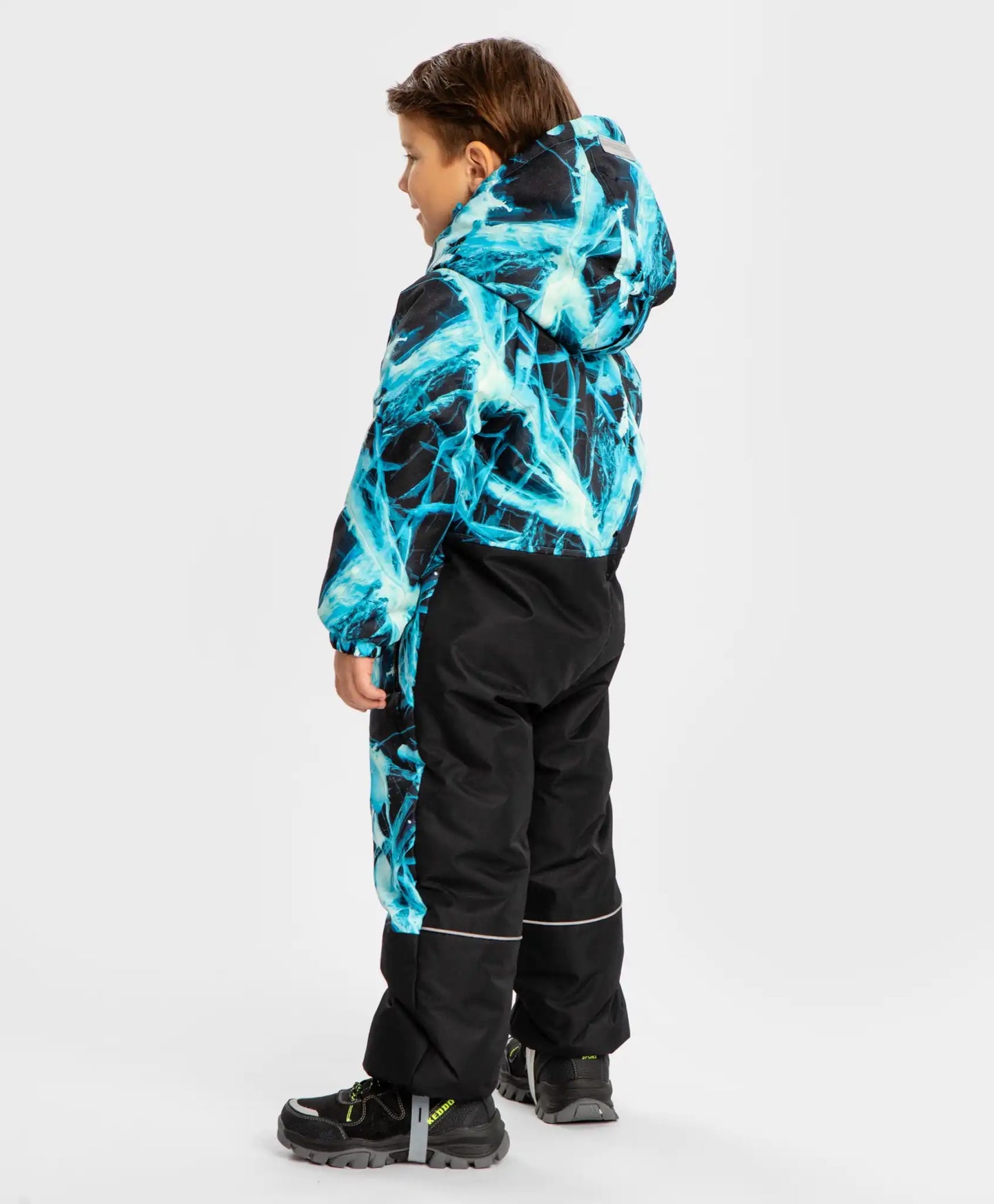 Salopetă impermeabilă de sezon intermediar cu glugă, bretele cusute și imprimeu multicolor, pentru băiat, Button Blue