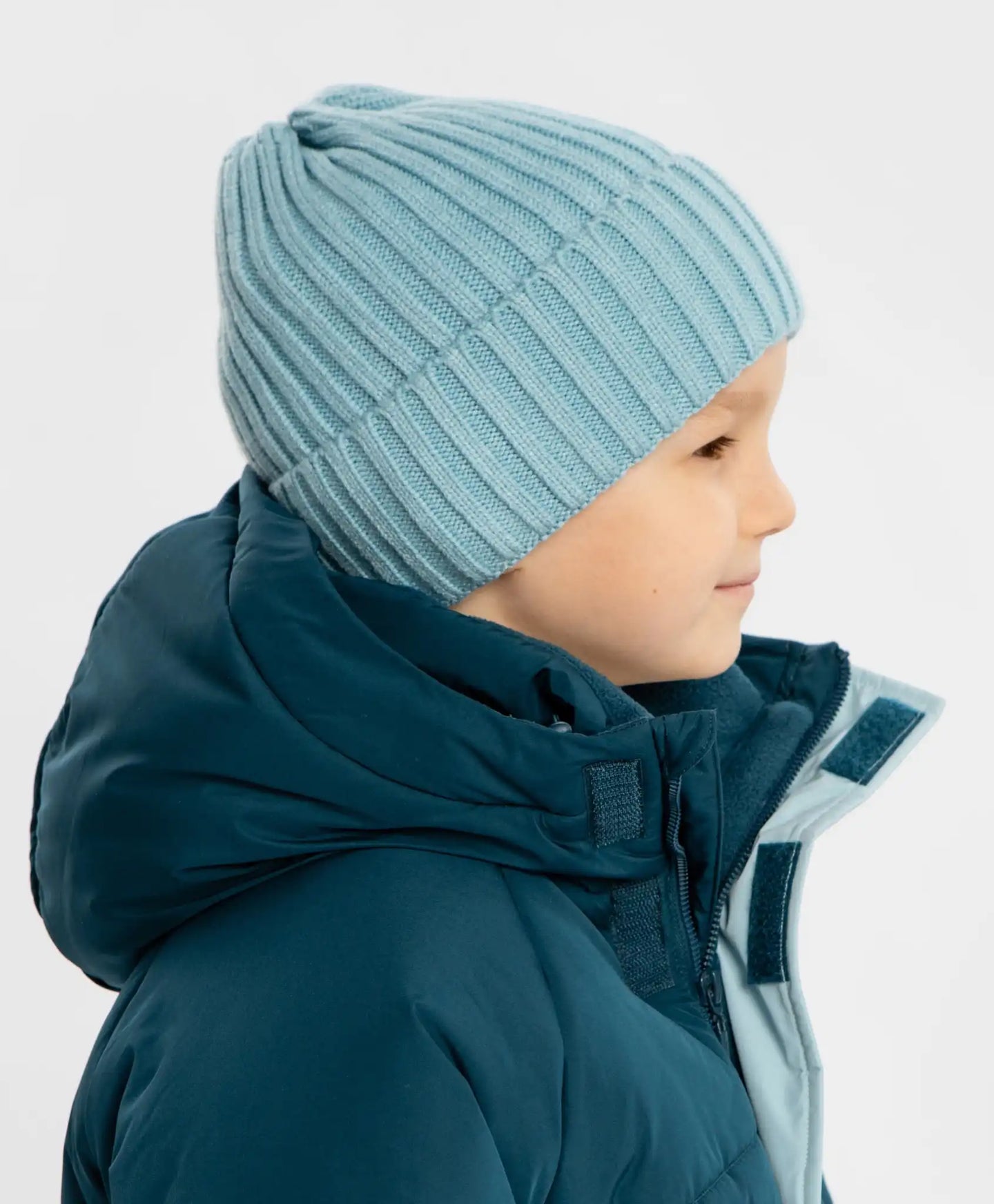 Căciulă tricotată cu tiv albastru deschis pentru copii Button Blue