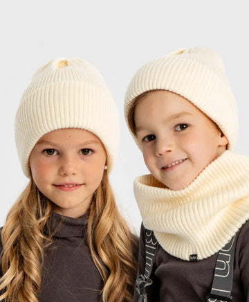 Căciulă tricotată cu tiv crem pentru copii Button Blue