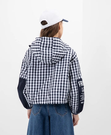 Geacă rezistentă la vânt cu detalii contrastante pe mâneci și imprimeuri de la Gulliver