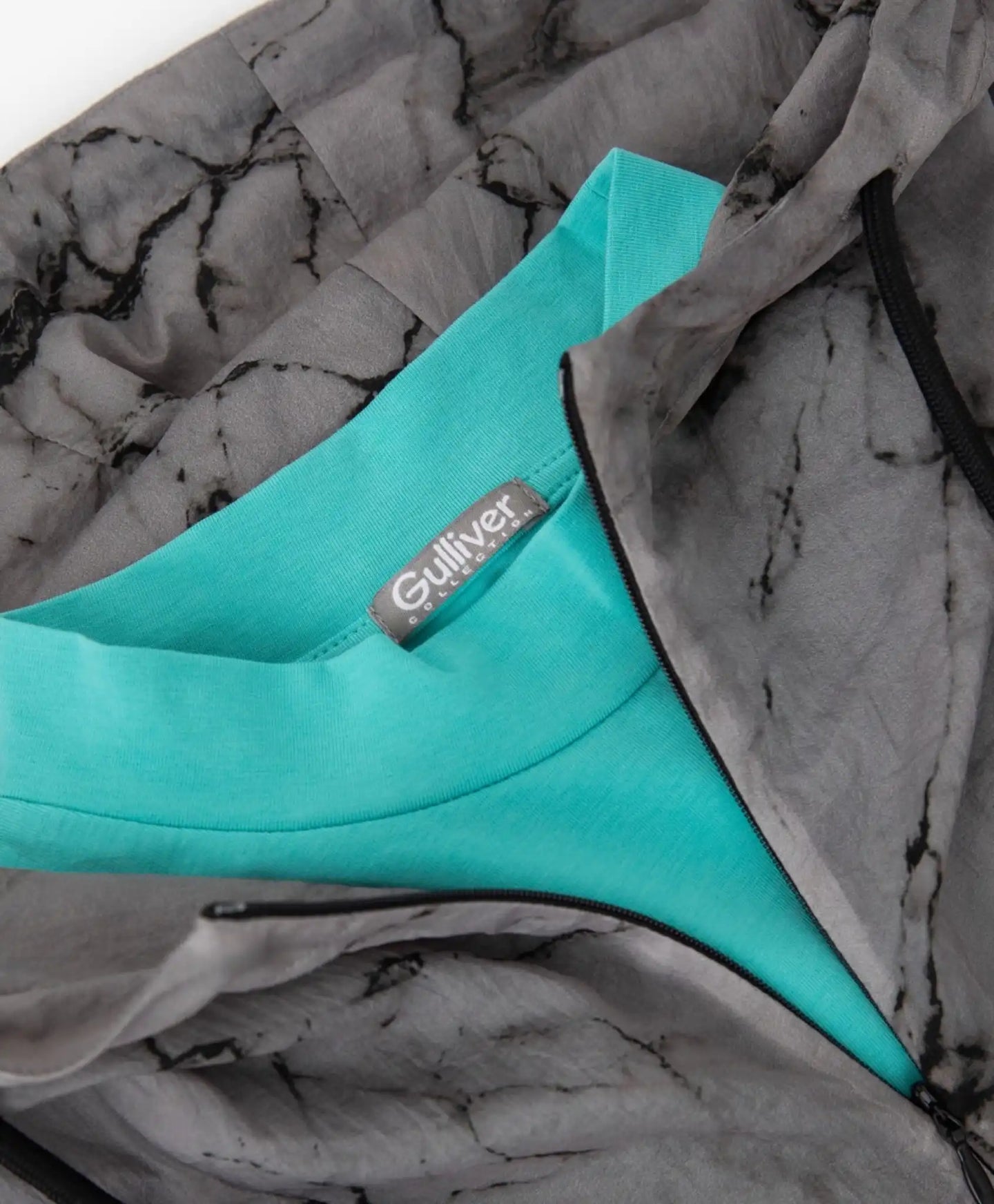 Set din sărafan tricotat și vestă din materiale subțiri de ploaie de la Gulliver