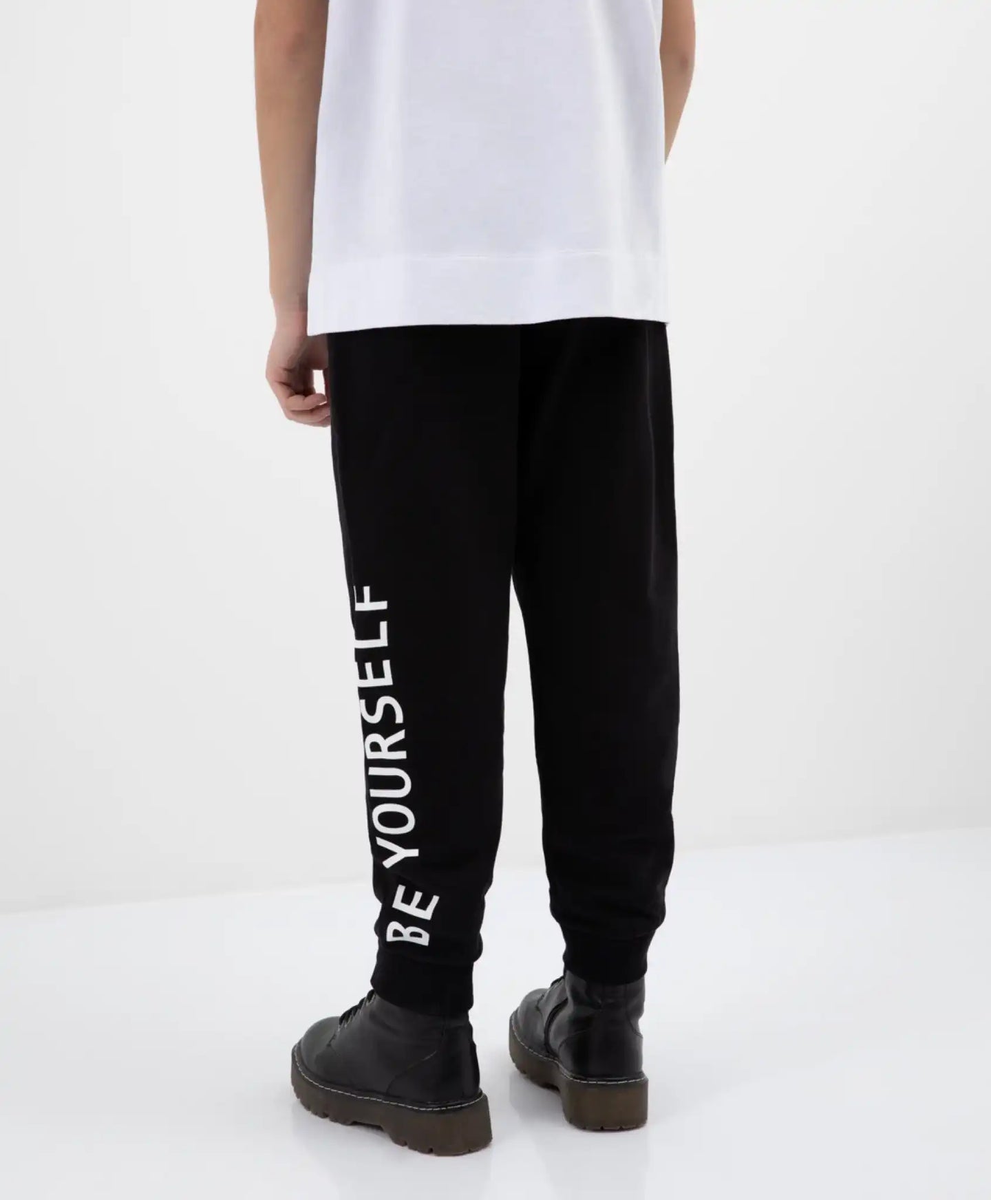 Pantaloni jogger Gulliver negri cu buzunare cu fermoar