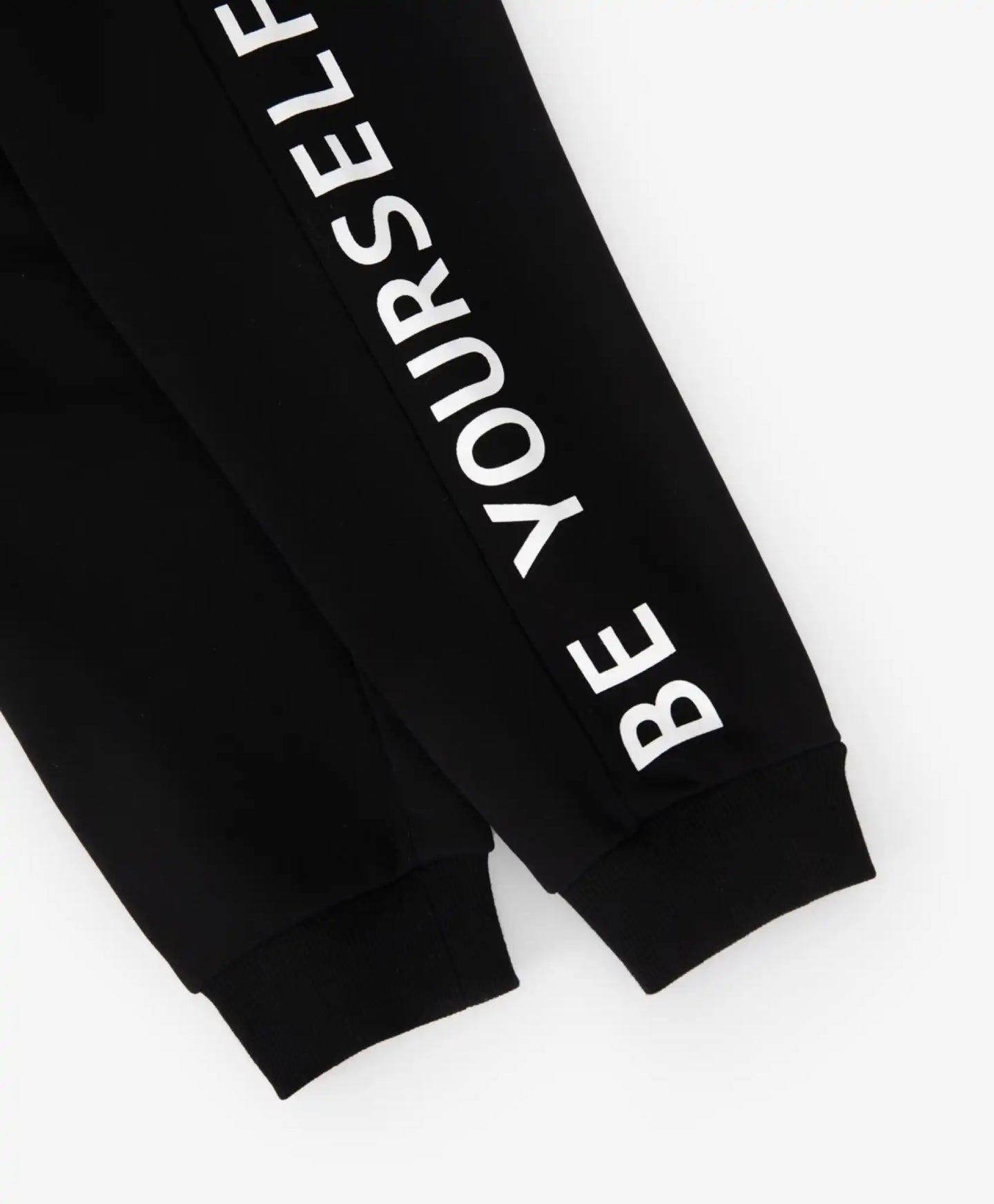 Pantaloni jogger Gulliver negri cu buzunare cu fermoar