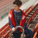 Момче в спортен аутфит със синьо яке и червен шал от есенно-зимната колекция на Gulliver