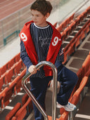 Момиче с пухкаво бяло яке и леопардова блуза от зимната колекция на Gulliver